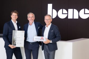 Zertifikat Headerbild mit Benedikt Wolfram, Michael Fried, Manfred Huber (Geschäftsführer Bene GmbH, vlnr)