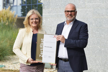 Zertifikat Headerbild mit Robert Angel (Geschäftsführer SMC Austria GmbH), Monica Rintersbacher (Geschäftsführerin Leitbetriebe Austria)