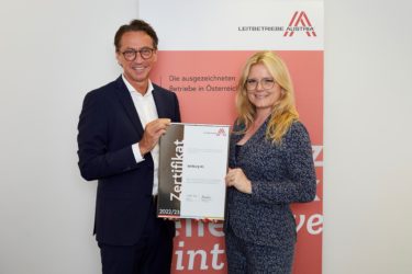 Zertifikat Headerbild mit Leonhard Schitter (CEO Salzburg AG) übernimmt das Zertifikat von Leitbetriebe Austria-Geschäftsführerin Monica Rintersbacher Copyright: Tesarek
