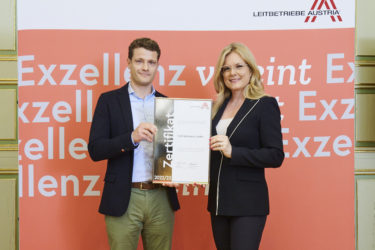Zertifikat Headerbild mit Geschäftsführer TWG Mechanics Markus Sturm, Leitbetriebe Austria-Geschäftsführerin Monica Rintersbacher