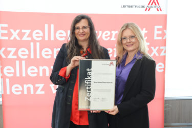 Zertifikat Headerbild mit Gabriela Maria Straka (Member of the Management Board Brau Union), Monica Rintersbacher (GF Leitbetriebe Austria)