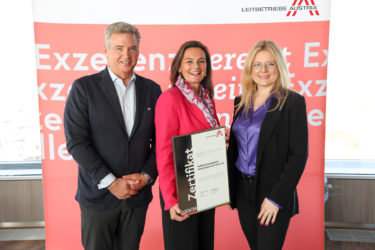 Zertifikat Headerbild mit Andreas Gnesda (Leitbetriebe Austria), Michaela Rammel (Raiffeisenlandesbank NÖ-Wien), Monica Ritnersbacher (Leitbetriebe Austria)