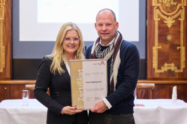 Zertifikat Headerbild mit Monica Rintersbacher (GF Leitbetriebe Austria), Alexander Knechtsberger (Geschäftsführer DocLX Holding)