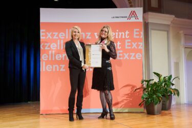 Zertifikat Headerbild mit Ulrike Kellner-Haslauer (GF compact-electric), Monica Rintersbacher