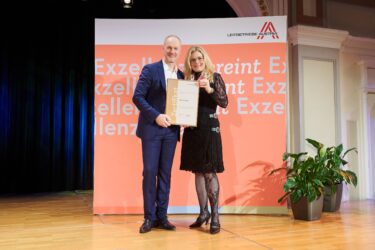 Zertifikat Headerbild mit Wolfgang Burda (Geschäftsführer), Monica Rintersbacher