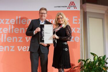 Zertifikat Headerbild mit Heinz Siegel (Geschäftsführer Efaflex), Monica Rintersbacher (Geschäftsführerin Leitbetriebe Austria)