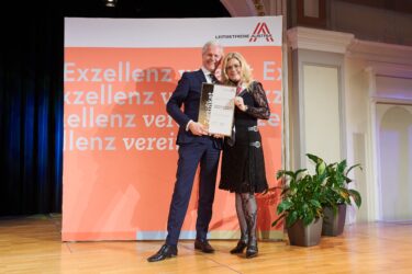 Zertifikat Headerbild mit Michael Miskarik (Geschäftsführer HDI), Monica Rintersbacher (Geschäftsführerin Leitbetriebe Austria)