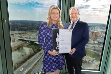 Zertifikat Headerbild mit Monica Rintersbacher (Leitbetriebe Austria), Josef Fiala (Vorstand ASFINAG)