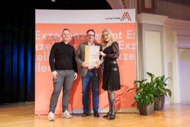 Zertifikat Headerbild mit Konrad Kräuter (Verkaufsleiter), Martin Wlacil (Geschäftsführer), Monica Rintersbacher