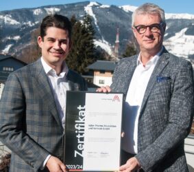 Zertifikat Headerbild mit Stephan Niedan (Geschäftsführer Adler Pharma), Franz Haigl (Leitbetriebe Austria)