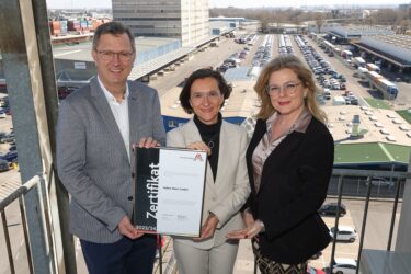 Zertifikat Headerbild mit Fritz Lehr & Doris Pulker-Rohrhofer (Geschäftsführer Hafen Wien), Monica Rintersbacher