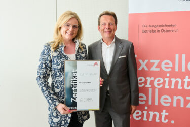 Zertifikat Headerbild mit Monica Rintersbacher, Wilhelm Behensky (Vorsitzender der Geschäftsleitung FH Campus Wien)