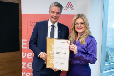Zertifikat Headerbild mit Stefan Jauk (Generaldirektor Niederösterreichische Versicherung AG), Monica Rintersbacher (Geschäftsführerin Leitbetriebe Austria) 