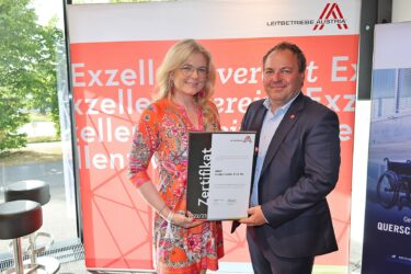 Zertifikat Headerbild mit Monica Rintersbacher (Geschäftsführerin Leitbetriebe Austria), Wolfgang Monger (Geschäftsführer INKU Jordan GmbH & Co KG)