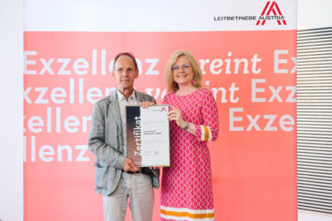 Zertifikat Headerbild mit Gerald Schatz (Geschäftsführer Linz Center of Mechatronics GmbH), Monica Rintersbacher (Geschäftsführerin Leitbetriebe Austria)