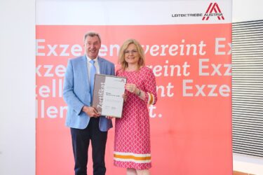 Zertifikat Headerbild mit KR Viktor Wagner (GF REIWAG), Monica Rintersbacher (GF Leitbetriebe Austria)