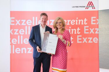 Zertifikat Headerbild mit Philipp Pfaller (Geschäftsführer LimeSoda) und Monica Rintersbacher (Geschäftsführerin Leitbetriebe Austria)