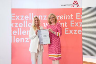 Zertifikat Headerbild mit Sabine Ransböck (Geschäftsführerin Aktuell Raiffeisen Versicherungs-Maklerdienst), Monica Rintersbacher