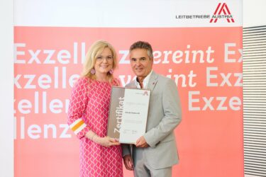 Zertifikat Headerbild mit Monica Rintersbacher (Geschäftsführerin Leitbetriebe Austria), Wolfgang Kern (Generaldirektor Schrack Seconet)