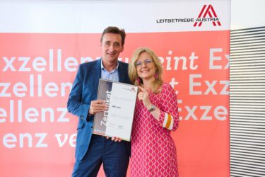 Zertifikat Headerbild mit Andreas Ridder (Managing Director Austria & CEE CBRE) und Monica Rintersbacher (Geschäftsführerin Leitbetriebe Austria)