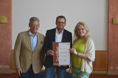 Zertifikat Headerbild mit Andreas Gnesda (Beiratsvorsitzender Leitbetriebe Austria); Franz Strobl (Geschäftsführer Kammel GesmbH), Monica Rintersbacher (Geschäftsführerin Leitbetriebe Austria)
