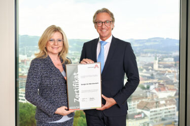 Zertifikat Headerbild mit Monica Rintersbacher, Leonhard Schitter (CEO Energie AG)