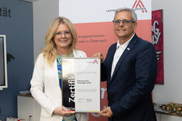 Zertifikat Headerbild mit Monica Rintersbacher (Geschäftsführerin Leitbetriebe Austria), Gottfried Buchinger (Geschäftsführer Donaulager)