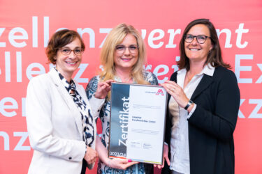 Zertifikat Headerbild mit Martina Wurzinger (Leitung Finanzen & Controlling KAMPER), Monica Rintersbacher, Friederike Prassl (Prokuristin KAMPER) 
