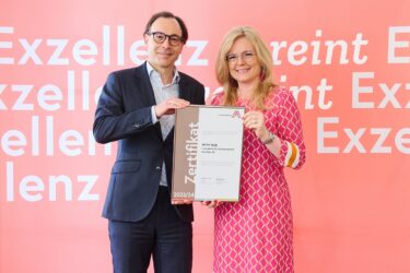 Zertifikat Headerbild mit Dr. Markus Pieringer (Bereichsleiter Unternehmen HYPO NOE); Monica Rintersbacher (GF Leitbetriebe Austria)