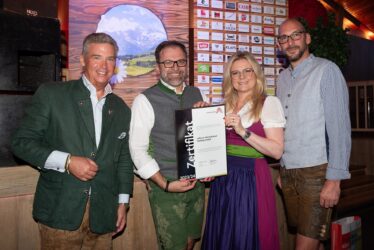 Zertifikat Headerbild mit Andreas Gnesda (Beiratsvorsitzender Leitbetriebe Austria); Fritz Kaltenegger (GF café+co); Monica Rintersbacher (GF Leitbetriebe Austria); Gerald Matzner-Holsmer (GF café+co)