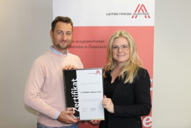 Zertifikat Headerbild mit Michael Raberger (Geschäftsführer E-CONOMIX), Monica Rintersbacher (GF Leitbetriebe Austria)