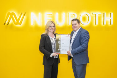 Zertifikat Headerbild mit Monica Rintersbacher (Geschäftsführerin Leitbetriebe Austria), Lukas Schinko (CEO Neuroth)
