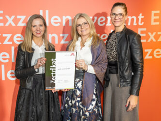 Zertifikat Headerbild mit Julia Guizani (General Manager Specialty Care, Sanofi), Monica Rintersbacher (Geschäftsführerin Leitbetriebe Austria), Juliane Pamme (Sanofi, Country Head Communication)