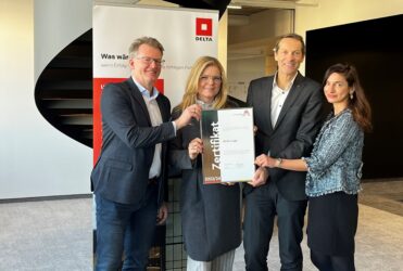 Zertifikat Headerbild mit Marc Höhne (DELTA), Monica Rintersbacher (Leitbetriebe Austria), Wolfgang Kradischnig (DELTA), Christina Lang (DELTA)