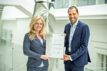 Zertifikat Headerbild mit Monica Rintersbacher (GF Leitbetriebe Austria), Franz Leitner (Executive Vice President Logistic Centers & Transport Österreichische Post AG)