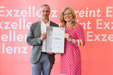 Zertifikat Headerbild mit Michael Svoboda (Geschäftsführer ETC), Monica Rintersbacher (GF Leitbetriebe Austria)