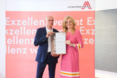 Zertifikat Headerbild mit Stefan Messar (GF GLORIT), Monica Rintersbacher (GF Leitbetriebe Austria)