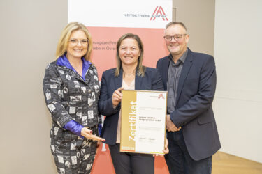 Zertifikat Headerbild mit Monica Rintersbacher (Leitbetriebe Austria), Sabine & Helmut Dettenweitz (Heldeco)