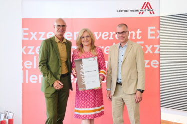 Zertifikat Headerbild mit Bernhard Lindner (HOERBIGER Wien), Monica Rintersbacher (Leitbetriebe Austria), Reinhard Dorner (HOERBIGER Wien)