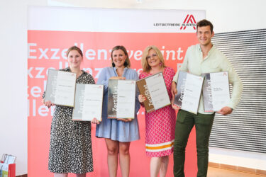 Zertifikat Headerbild mit Elisabeth Querfeld, Karoline Klezl, Monica Rintersbacher (Leitbetriebe Austria), Ferdinand Querfeld