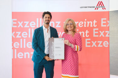 Zertifikat Headerbild mit Diego Schuster (Wolf Systembau), Monica Rintersbacher (Leitbetriebe Austria)