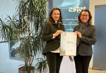Zertifikat Headerbild mit Helga Stadler (ESTET), Silvia Kelemen Weihs (Leitbetriebe Austria)