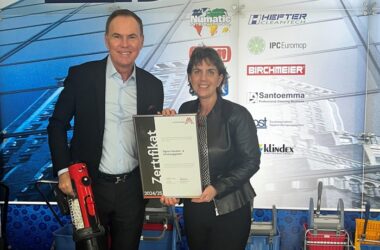 Zertifikat Headerbild mit Nikolaus Kawka (Sigron), Alessandra Jansky-Omat (Leitbetriebe Austria)