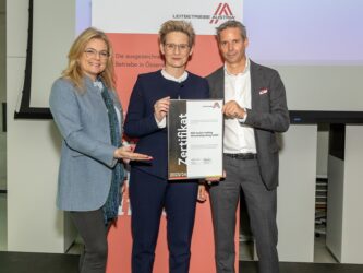 Zertifikat Headerbild mit Monica Rintersbacher (Leitbetriebe Austria), Claudia Grabner und Bernd Winter (BDO Austria)