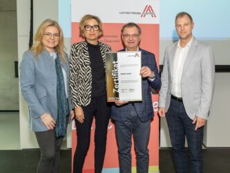 Zertifikat Headerbild mit Monica Rintersbacher (Leitbetriebe Austria), Ina Tschabuschnig, Wilfried Hirmann, Alexander Blümel (alle ESSECCA)