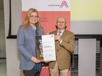 Zertifikat Headerbild mit Monica Rintersbacher (GF Leitbetriebe Austria), Alfred Hiermann (GF HiCo)