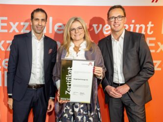 Zertifikat Headerbild mit Stefan Sharma (Burgenland Energie AG), Monica Rintersbacher (Leitbetriebe Austria), Reinhard Czerny (Burgenland Energie AG)