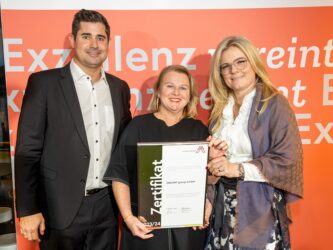 Zertifikat Headerbild mit Christian Tesch & Ilse Merkinger-Boira (EBCONT group), Monica Rintersbacher (Leitbetriebe Austria)