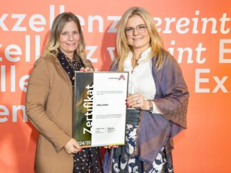 Zertifikat Headerbild mit Katja Samadian (Leitung Vertrieb Lifta), Monica Rintersbacher (GFLeitbetriebe Austria)