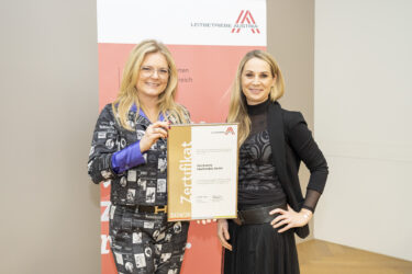Zertifikat Headerbild mit Monica Rintersbacher (GF Leitbetriebe Austria), Nicole Höfer (PR und Sponsoring Manager Hairdreams)